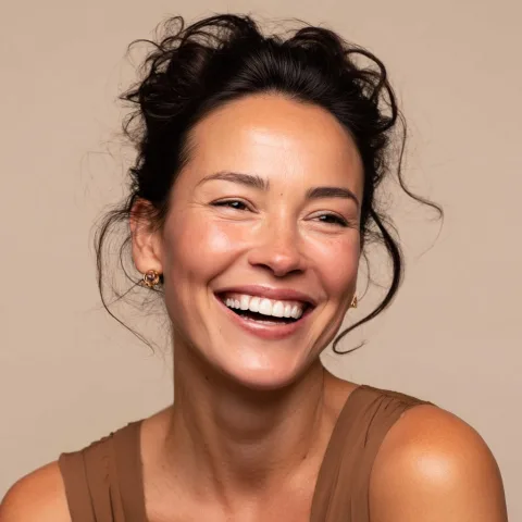 Mulher sorrindo, luz quente