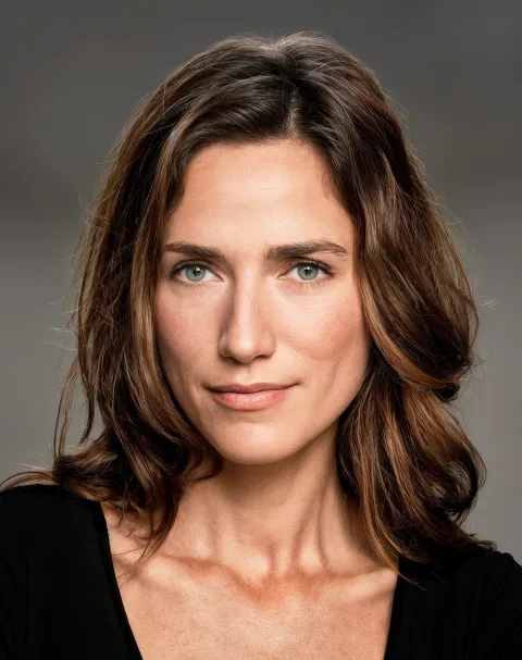 Mulher de olhar sereno e direto