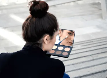 Banner do post Blefaroplastia: quando pode voltar a usar maquiagem?