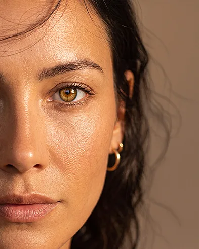 Meio rosto de mulher em luz natural, com o olhar em destaque