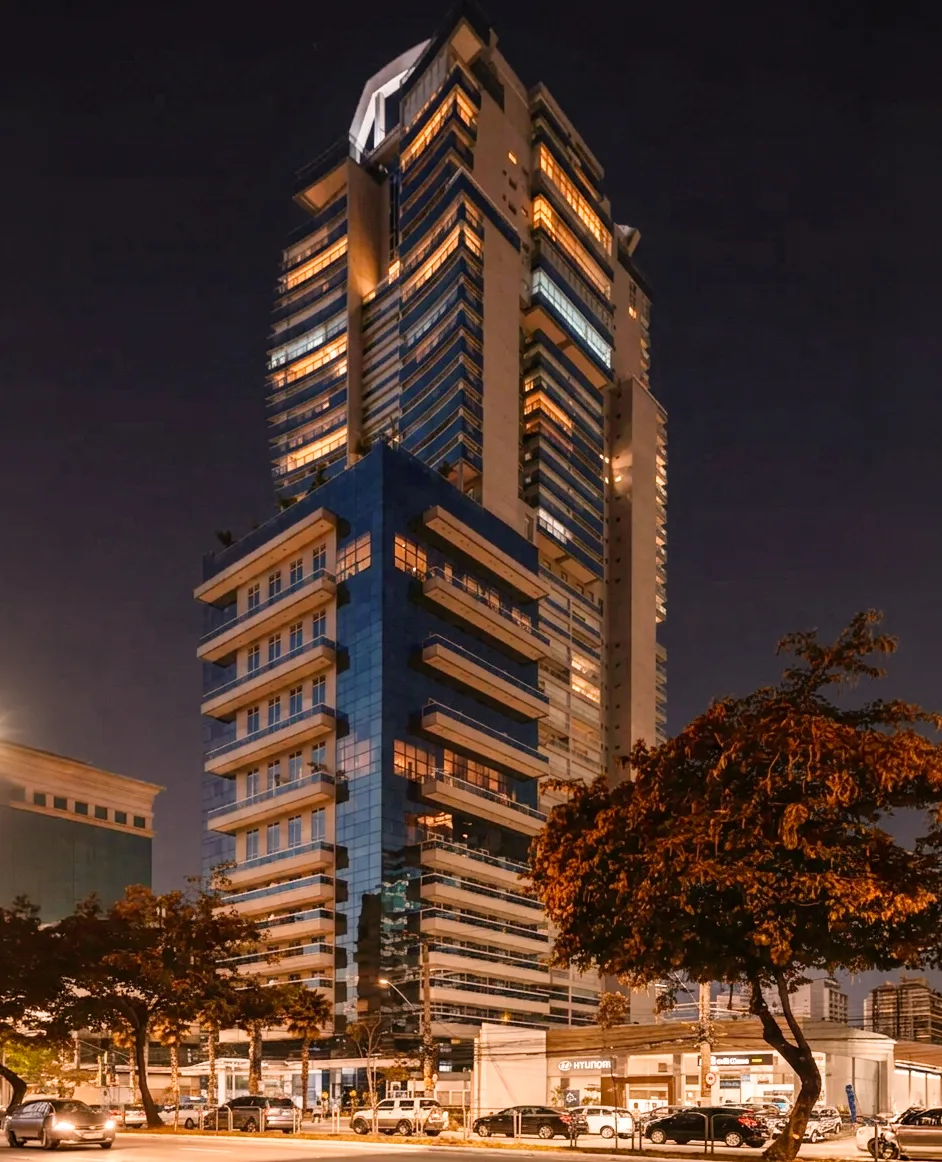 Fachada noturna do edifício Horizonte JK, na Av. Juscelino Kubitschek